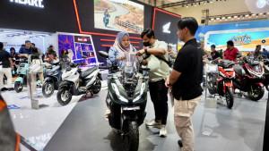 Pengunjung-sedang-melihat-lihat-New-Honda-ADV160.jpg