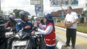 Pengurus-dan-relawan-PMI-Sleman-membagikan-bibit-pohon.jpg
