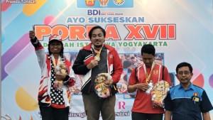 Penyerahan-medali-bagi-atlet-catur-di-Porda-XVII-DIY-2025-Gunungkidul.jpg