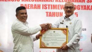 Penyerahan-piagam-pengukuhan-kepada-perwakilan-desa.jpg