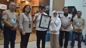 Penyerahan-piagam-rekor-oleh-kepala-MURI-Semarang-kepada-Wali-Kota-Yogya-Hasto-Wardoyo.jpg