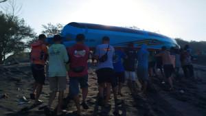 Perahu-Nelayan-Terhantam-Ombak-Laut-Besar-Hingga-Terbalik-di-Pantai-Trisik-Kulon-Progo.jpg
