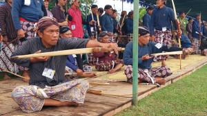 Peserta-Gladhen-Ageng-Jemparingan-saat-beraksi-di-Alun-alun-Wates.jpg