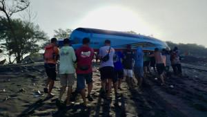 Petugas-Satlinmas-Rescue-Istimewa-DIY-evakuasi-korban-kecelakaan-laut-di-pesisir-selatan.jpg
