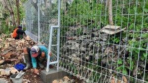 Petugas-memasang-pagar-pembatas-untuk-pembuatan-Aviary-pertama-di-Gunungkidul.jpg