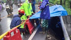 Polisi-menangani-longsor-di-Jalan-Nasional-Jogja-Wonosari-Km-15-Plesedan-Srimulyo-Piyungan.jpg