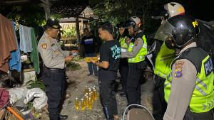 Polres-Bantul-operasi-penjualan-miras-ilegal-di-Sidomulyo-Bambanglipuro-Kabupaten-Bantul-Sabtu.jpg