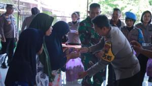 Polres-dan-Kodim-0732-Klaten-Bagi-bagi-Sembako.jpg
