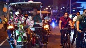 Presiden-Jokowi-Ajak-Jan-Ethes-dan-La-Lembah-Manah-Naik-Andong-Keliling-Kota-Yogya.jpg