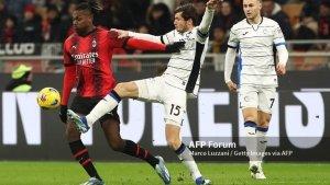 Rafael-Leao-vs-Marten-de-Roon-di-Coppa-Italia-antara-AC-Milan-vs-Atalanta.jpg