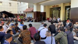 Ratusan-Massa-Lintas-Komunitas-Sambangi-Mapolda-DIY-Utarakan-Harapan-untuk-Kepolisian.jpg