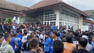 Ratusan-suporter-PSIM-Yogyakarta-saat-menyambut-kepulangan-punggawa-Laskar-Mataram.jpg