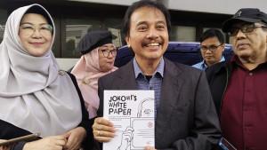 Roy-Suryo-Cs-Klaim-Buku-Jokowis-White-Paper-Tulisan-Ilmiah-Mestinya-Berada-di-Universitas.jpg