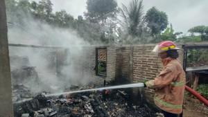 Rumah-di-Tepus-Gunungkidul-Terbakar-Api-Menjalar-setelah-Ledakan-Kecil-saat-Mengecas-HP.jpg
