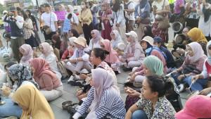Sambil-Memukul-mukul-Panci-di-Bundaran-UGM-Suara-Ibu-Indonesia-Minta-MBG-Dihentikan.jpg