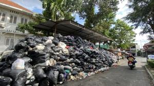 Sampah-di-depo-Kotabaru-makin-membeludak.jpg