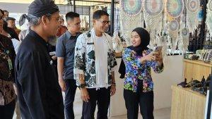 Sandiaga-Salahuddin-Uno-saat-meninjau-Kampung-Seni-Kujon-Magelang.jpg