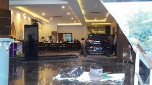 Satu-Unit-Mobil-Listrik-Menerobos-Masuk-Lobi-Hotel-di-Klaten_1.jpg