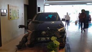 Satu-Unit-Mobil-Listrik-Menerobos-Masuk-Lobi-Hotel-di-Klaten_2.jpg