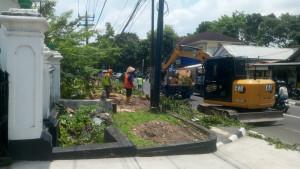 Sejumlah-Pohon-Ditebang-DLH-Sleman-Tata-Pedestrian-di-Jalan-KRT-Pringgodiningrat.jpg