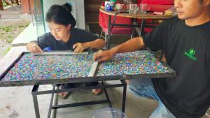 Sejumlah-warga-saat-membuat-Wood-Plastic-Composite-WPC-dari-limbah-plastik.jpg