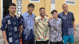 Senyum-Semringah-Pemain-PSS-Sleman-Kala-Kenakan-Batik-Usai-Latihan.jpg
