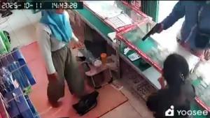 Seorang-oknum-menodongkan-senjata-api-kepada-dua-penjaga-konter-di-Wirobrajan-Kota-Yogyakarta.jpg