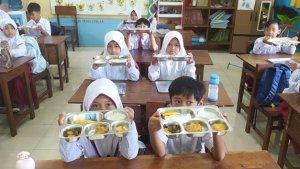 Siswa-SD-Negeri-Sinduadi-Timur-tunjukkan-menu-makan-bergizi-gratis.jpg