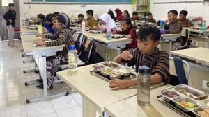 Siswa-SDN-Pujokusuman-1-Yogya-makan-MBG.jpg