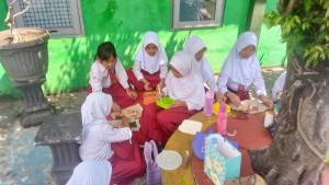 Siswa-di-Gunungkidul-makan-bekal-dari-rumah.jpg