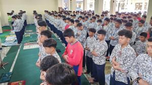 Siswa-sekolah-Mutual-Magelang-salat-gaib.jpg