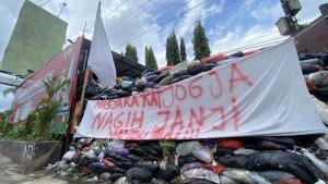 Spanduk-protes-di-Depo-Sampah.jpg
