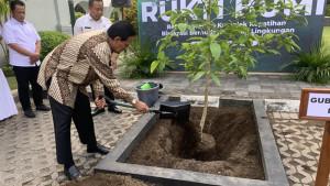 Sri-Sultan-HB-X-Tanam-Pohon-Kantil.jpg