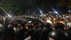Sri-Sultan-Hamengku-Buwono-X-Datang-ke-Mapolda-DIY-Disambut-Nyanian-Buruh-Tani-oleh-Ribuan-Massa.jpg