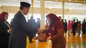 Sri-Sultan-serahkan-Satya-Lencana-2992025.jpg