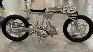 Stiletto-Dagger-Motor-Cafe-Racer-yang-Futuristik-dari-Honda-Cub-Dua-Silinder.jpg