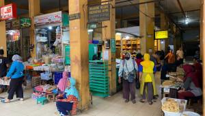 Suasana-kios-kebutuhan-pokok-di-Pasar-Beringharjo-Kota.jpg