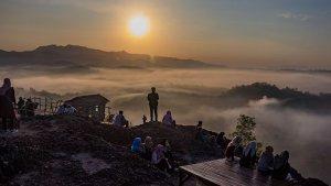 Sunrise-di-Gunung-Api-Purba.jpg