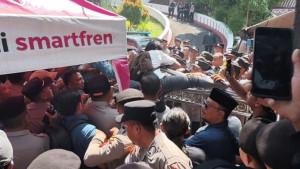 Teguh-Koordinator-AMPB-Digebuki-Pendukung-Bupati-Sudewo-di-Depan-DPRD-Pati.jpg