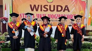 Terbantu-Laptop-Pinjaman-Teman-Adam-Raih-Cumlaude-Jadi-Lulusan-Terbaik-Wisuda-XXVIII-STIKes-YKY.jpg