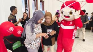 Tim-JogjaKita-membagikan-voucher-di-Stasiun-Tugu.jpg