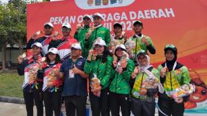 Tim-akuatik-Kabupaten-Bantul-saat-penyerahan-medali-di-Porda-XVII-DIY-2025.jpg