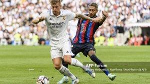 Toni-Kroos-vs-Raphinha-Dias-di-LaLiga-Spanyol-antara-Real-Madrid-vs-Barcelona.jpg