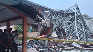 Tragedi-Pulang-Sekolah-di-Bogor-Atap-Ruang-Kelas-Ambruk-Tertimpa-Pohon-Tumbang-42-Siswa-Luka.jpg