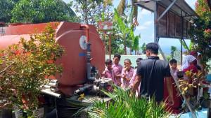 Truk-tangki-BPBD-Kulon-Progo-menyalurkan-air-bersih-ke-SDN-Ngesong-Giripurwo-Girimulyo.jpg