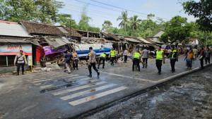 Truk-tegruling-di-jalur-tengkorak-Kalijambe.jpg