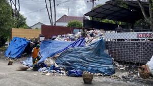 Tumpukan-Sampah-di-Depo-Mandala-Krida-Timbulkan-Bau-Omzet-Pedagang-Anjlok-50-Persen.jpg