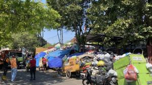 Tumpukan-sampah-di-Depo-Mandala-Krida-Selasa-2392025.jpg