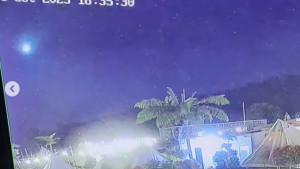 Viral-Meteor-Melintas-di-Langit-Cirebon-Kilatan-Cahaya-Disusul-Suara-Dentuman-Keras-Minggu-Malam.jpg