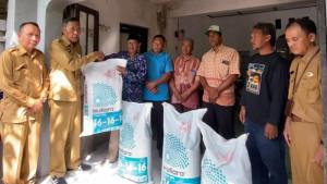 Wakil-Bupati-Bantul-Aris-Suharyanta-serahkan-bantuan-pupuk.jpg